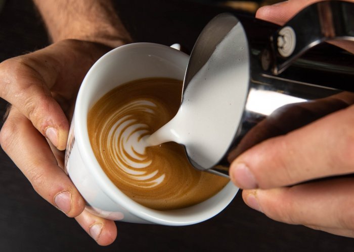 Przygotowanie cappuccino z kawy Brasilmoka